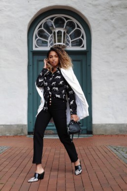 Die schwarze Slim-Fit Bluse von ETERNA mit coolem Leoparden-Print wird das Highlight meiner Look Kombinationen. Von casual bis classy ist alles dabei - three looks, one blouse!